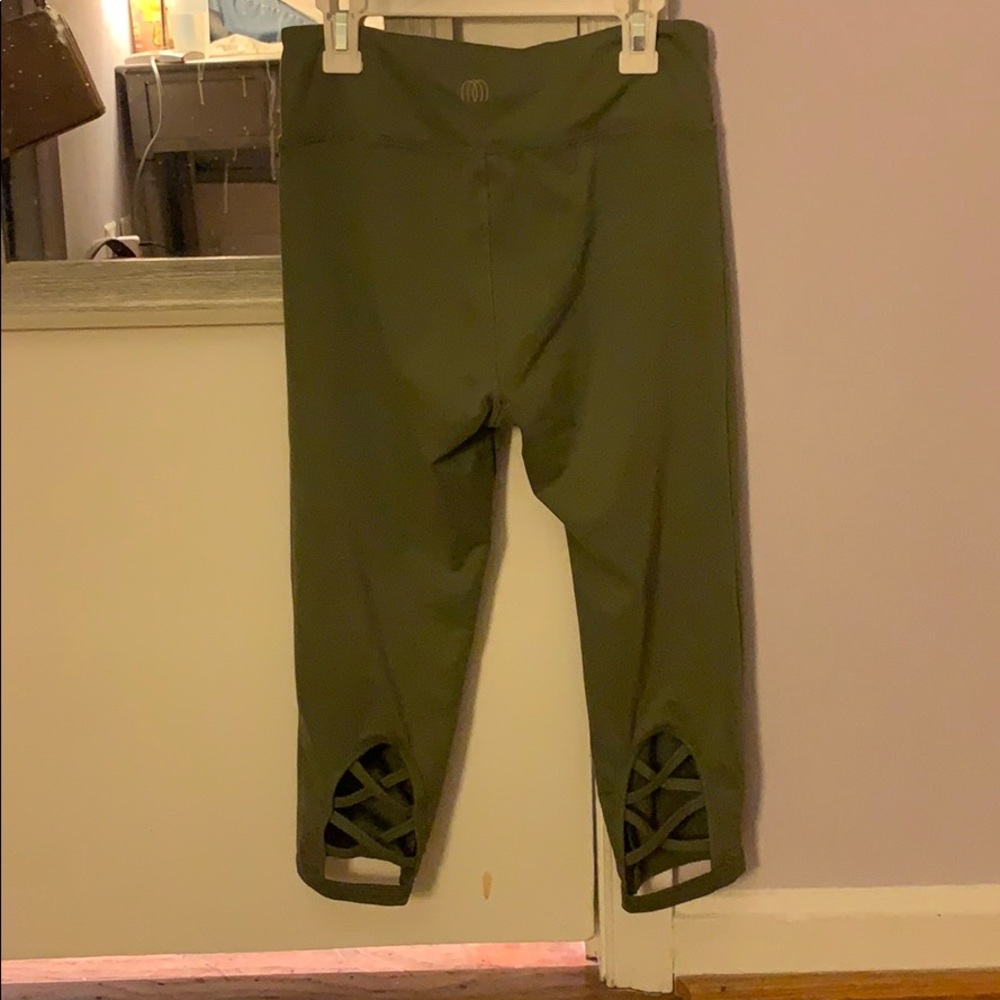 Women’s cropped fitness leggings